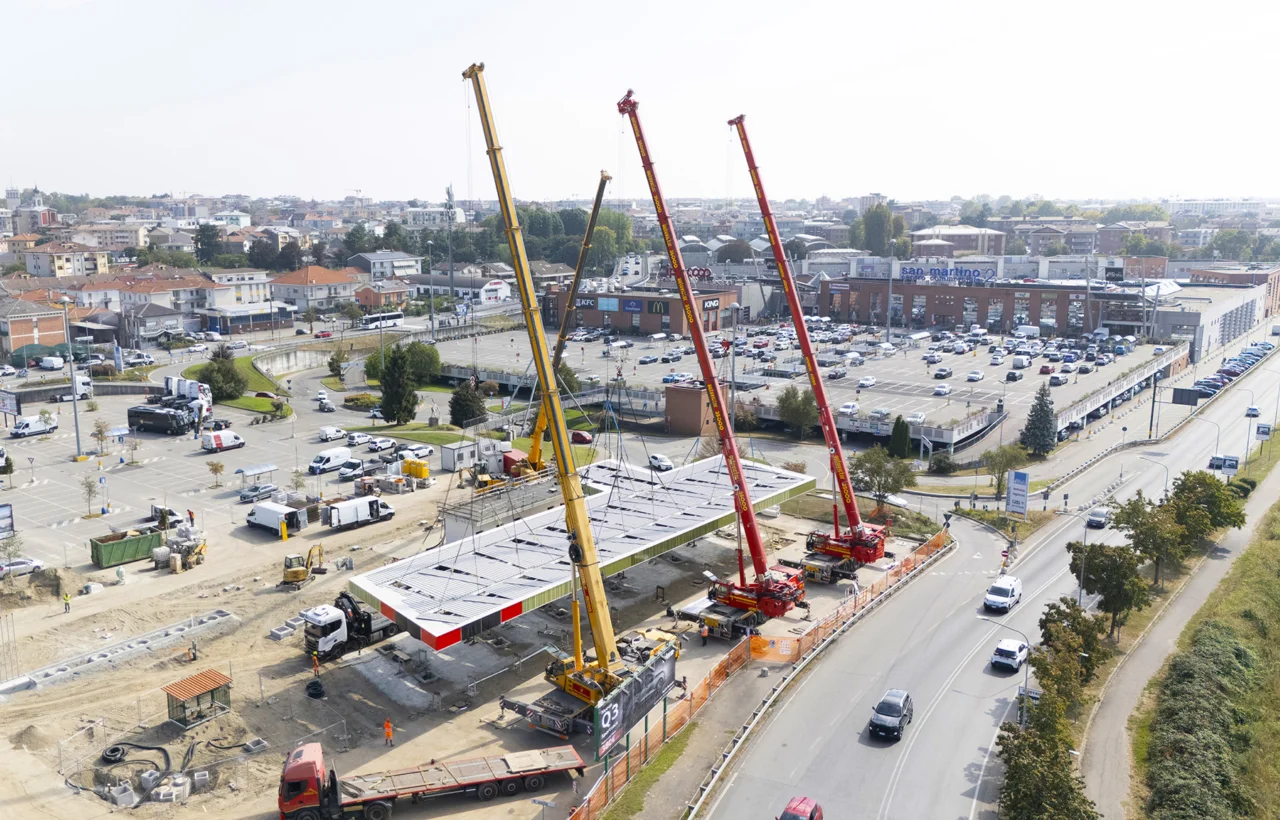 SOLLEVAMENTO COMPLESSO DI UNA COPERTURA A NOVARA! - 1