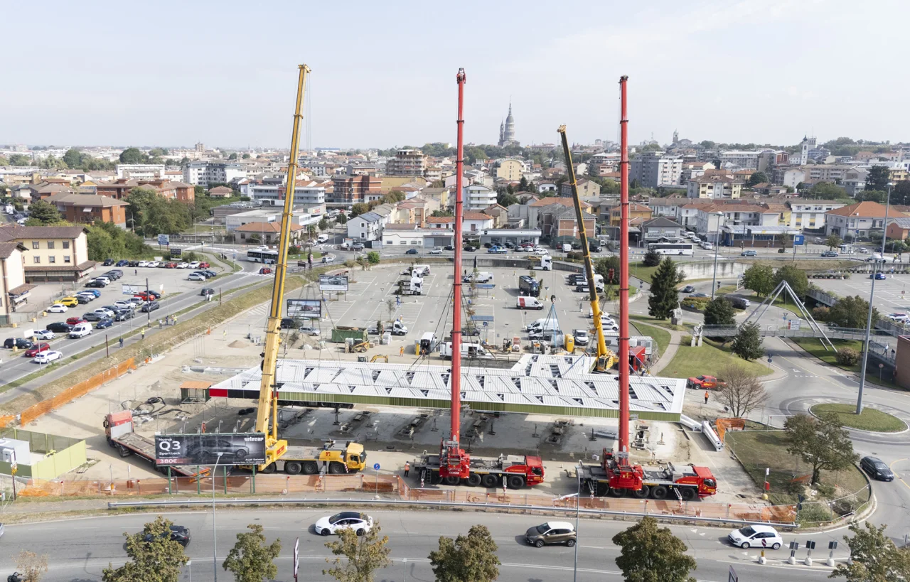 SOLLEVAMENTO COMPLESSO DI UNA COPERTURA A NOVARA! - 2