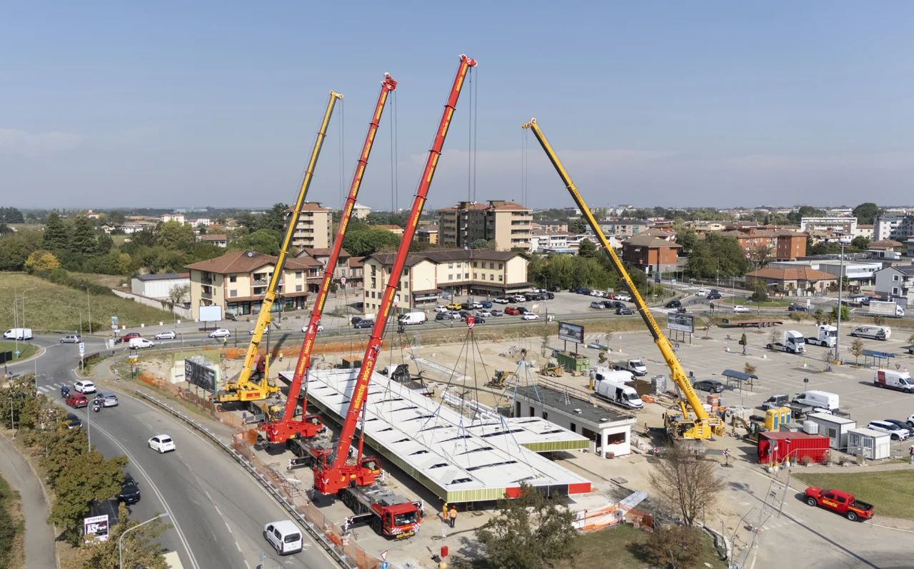 SOLLEVAMENTO COMPLESSO DI UNA COPERTURA A NOVARA! - 3