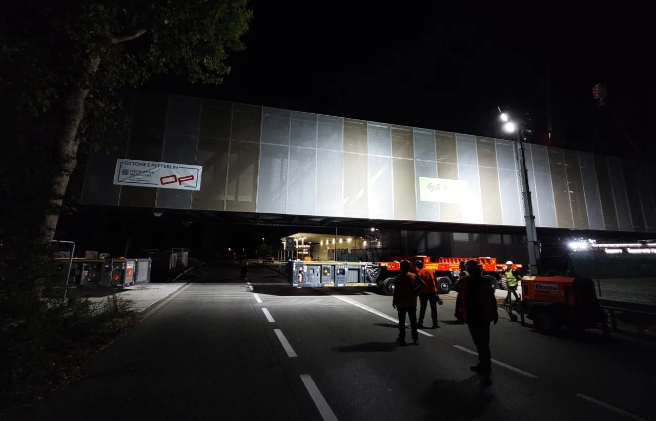 Passerella da 108 tonnellate a Milano Linate | Autovictor - 2