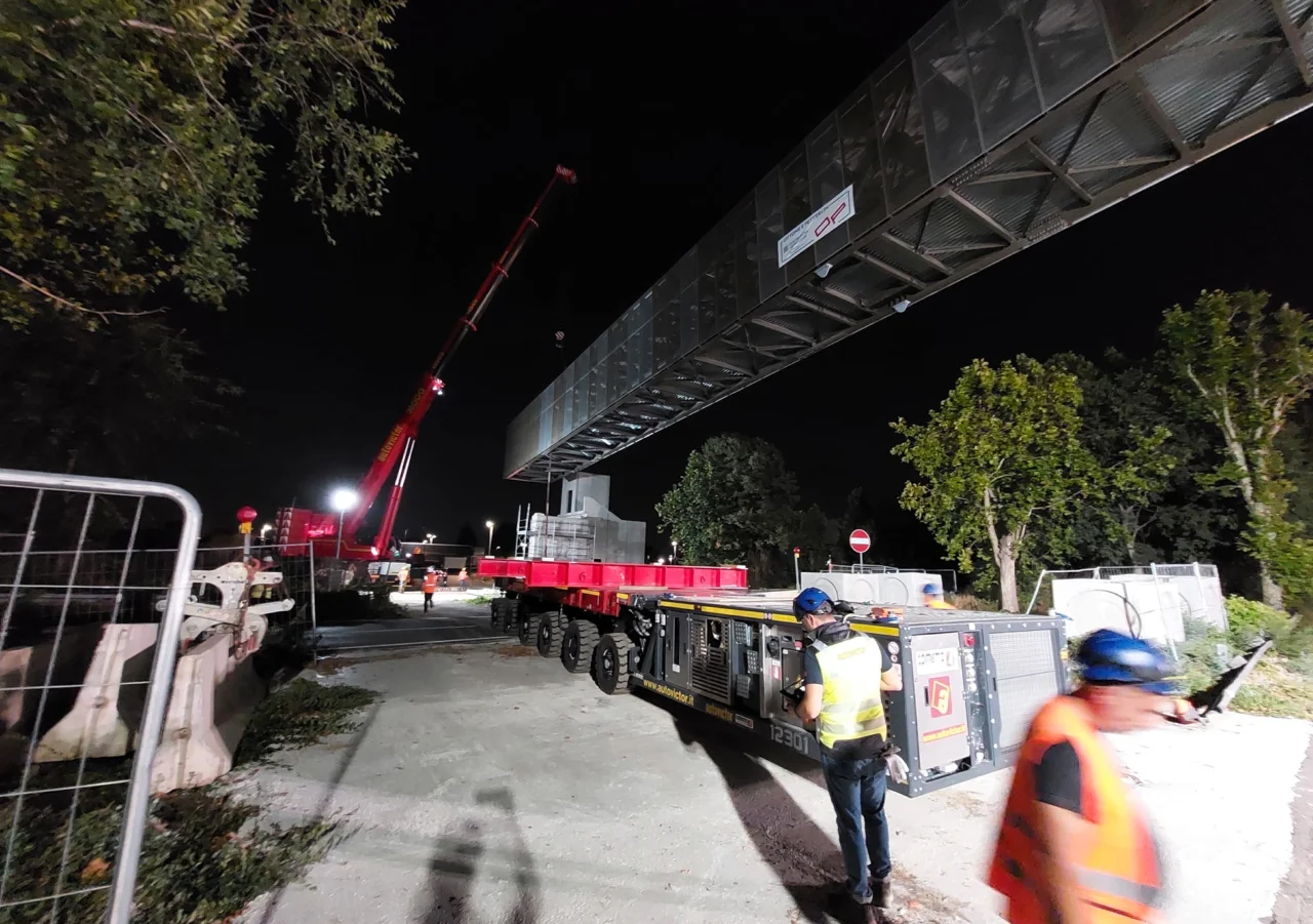 Passerella da 108 tonnellate a Milano Linate | Autovictor - 6